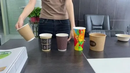 Tazza da caffè ondulata compostabile in carta a doppia parete con coperchio
